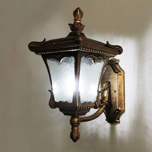 Applique extérieure étanche IP44 pour sécuriser un escalier sombre et éclairer la cour de nuit