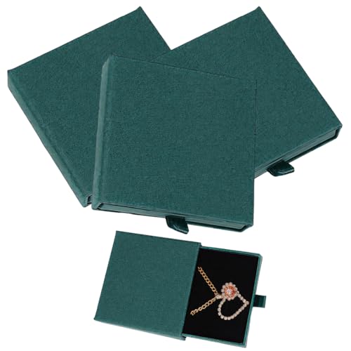 Contenuto della confezione: Riceverai tre scatole regalo quadrate verde scuro, pensate per presentare gioielli pregiati in modo pratico ed elegante, aggiungendo un tocco di raffinatezza alla tua esperienza di regalo.