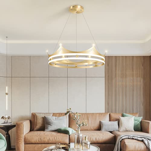 Suspension LED couronne or pour illuminer les repas dans un salon chic