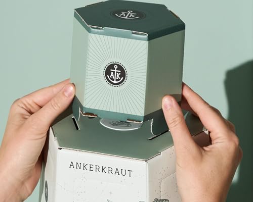 Ankerkraut Best Of Adventskalender 2025, Lieblingssorten Kalender | 24 Gewürz-Überraschungen Inkl. Hardcover-Kochbuch | Gewürze als Geschenk für Frauen & Männer | Deko zu Hause mit Leuchtturm-Design