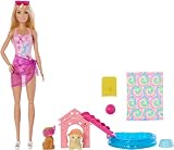 Barbie Pieski na basenie Zestaw: lalka modowa, 2 figurki piesków, buda dla piesków ze zjeżdżalnią, serduszkowy basen, 6 akcesoriów i zmiana koloru, JBF35