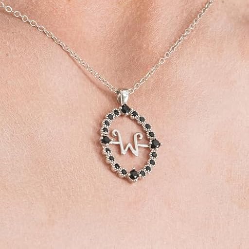 Chaks - Collar Miércoles, collar oficial con colgante, joya con piedras negras, accesorios para góticos y cosplay | Ya disponible en tu tienda friki favorita! En mundofriki.es!