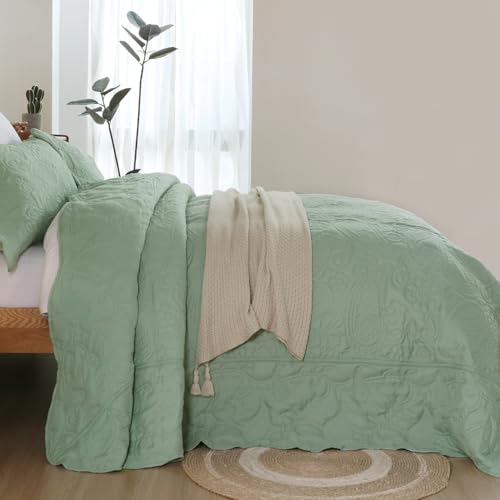 Image of EVENHUG Quilt Set King Size Soft Lightweight Sage Green Bedspreads with 2 Pillow Shams Reversible Bedding Coverlets for All Seasons 3 Piece (106 inchx96 inch)
