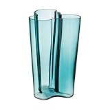 die Vase wurde aus Glas hergestellt