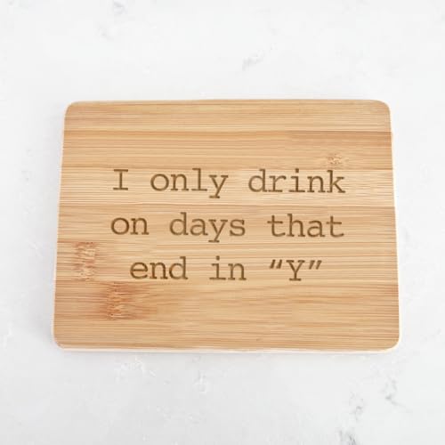 Love, Georgie Tabla de Cortar de Bambú "Solo bebo en días que terminan en 'Y'". Tablero pequeño rectangular de 15.24 x 20.32 cm para charcutería, grabado a láser. miniatura 4