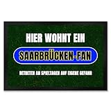 speecheese Hier wohnt EIN Saarbrücken-Fan Fußmatte XXL in 50x75 cm mit Rasenmotiv Sportfan Saarbrücken Sport Deutschland Kult