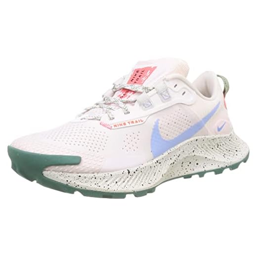 NIKE Pegasus Trail 3, Zapatillas para Correr Mujer, Lt Soft Pink Aluminum Magic Ember Bicoastal Oil Green Phantom, 36.5 EU