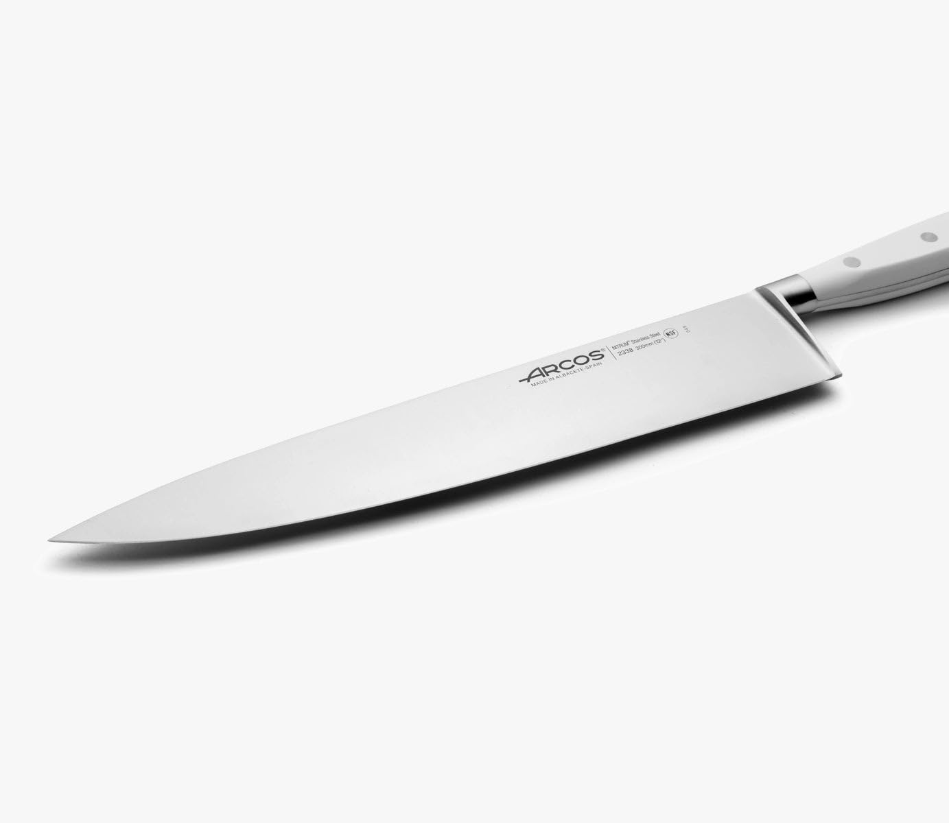 Arcos Cuchillo Chef - Acero Inoxidable Nitrum y Hoja 300 mm. Cuchillo cocina profesional. 490 gr. Mango ergonómico polioximetileno POM. Serie Riviera Blanc. Hoja delgada. Color blanco.