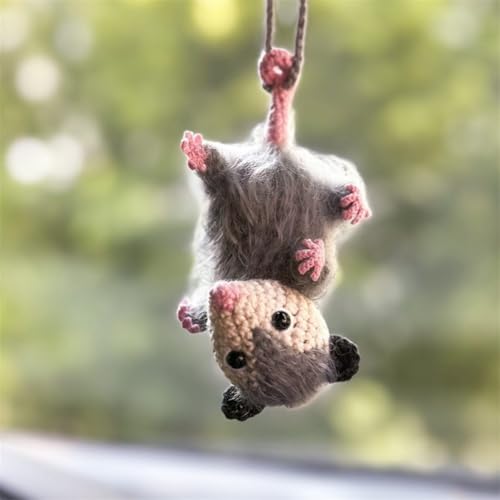 HEBEOT Opossum - Accesorio colgante de ganchillo para espejo de coche, bonito dije de zarigüeya para espejo retrovisor, puertas, bolsas, colgar