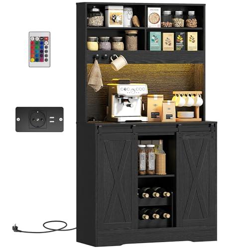 TANTO SPAZIO: Organizza lo spazio con sei scaffali aperti, armadietti a due livelli e un'ampia superficie per il tuo microonde o la macchina del caffè. Tre ganci mantengono le tue tazze facilmente accessibili e un portabottiglie mobile con maniglie può contenere fino a 6 bottiglie