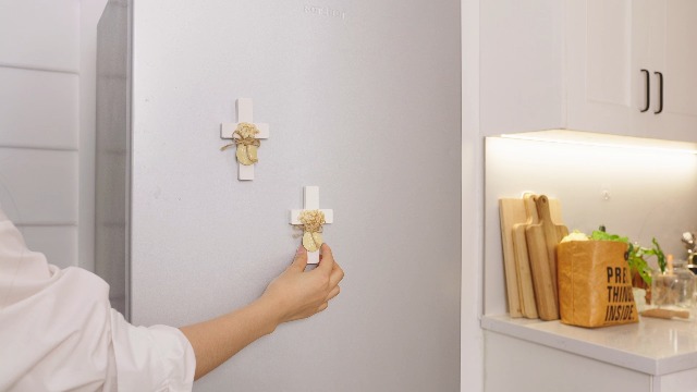 Set de 12 Imánes de Cruz de Madera para Bautizo y Primera Comunión miniatura 7