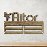 LEGNO ROBUSTO E PERSONALIZZABILE Realizzato in legno di alta qualità con uno spessore di 10 mm, garantisce durata e stabilità. Può essere personalizzato con il tuo nome, rendendolo un regalo ideale per sportivi e appassionati di discipline come judo, karate, pattinaggio a rotelle, calcio e altro.