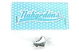 Dieser hübsche Rollschuh-Pin in Weiß mit Hellblau ziert Klamotten, Taschen und vieles mehr. See you later Roller Skater!