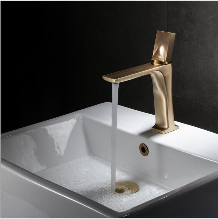 Mitigeur de salle de bain dorée pour remplacer un vieux robinet d'évier de toilette entartré