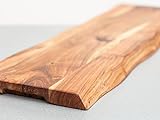 Das Holzbrett hat an den Seiten zwei Griffmulden zum leichteren servieren. Die Oberfläche ist mit einem Öl-Finish behandelt, um eine lange Lebensdauer zu gewährleisten. Wir empfehlen zur Erhaltung des Aussehens eine regelmäßige Behandlung mit Holzbutter, Mineral- oder Pflanzenöl einzureiben