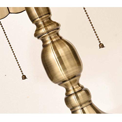 Lampe de table en vitrail d'exception et socle en cuivre au design architectural noble