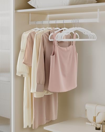 Cintre en velours pour optimiser le rangement du dressing