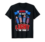 Le t-shirt Drink The Booze Light The Fuse Fireworks USA Flag 4 juillet est une excellente tenue du 4 juillet pour toute maman patriotique, papa, femme, homme qui aime porter du rouge blanc et du bleu et célébrer Mérica et la liberté avec la famille, les amis et les feux d'artifice.
