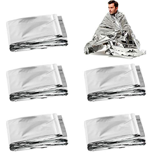 エマージェンシーシートに包まった人