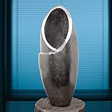 Un grand vase en aluminium en forme d'amphore historique.