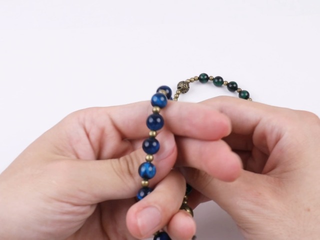 Pulsera Rosario de Piedras con Medalla Católica y Separadores miniatura 7