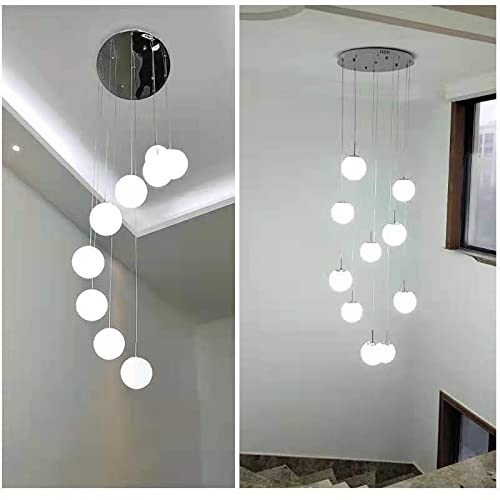 Lustre escalier moderne pour illuminer un salon haut plafond