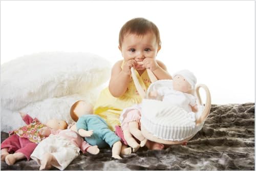 Muñeca suave de bebé con cuna y manta miniatura 3