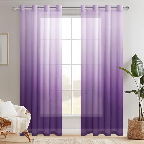 Voilages violets demi-transparents contre le vis-à-vis