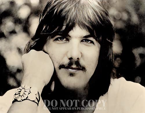 Póster de Gram Parsons 11x14: decora tu salón con el estilo Cósmico Cowboy de este retrato de 1972