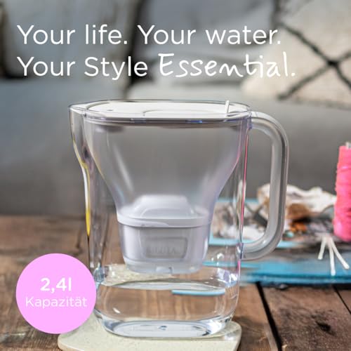 BRITA Wasserfilter Kanne Style Essential weiß (2,4l) inkl. 2x BRITA MAXTRA PRO Extra Kalkschutz – Kühlschrankgeeignete Filterkanne mit Smart Light LED & Klapp-Deckel, filtert Verunreinigungen & mehr