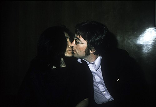 John Lennon and Yoko Ono kissing Photo Print (30 x 24) - Les Beatles, Paul McCartney, John Lennon, RIngo Starr, George Harrison John Lennon and Yoko Ono kissing Photo Print (30 x 24)