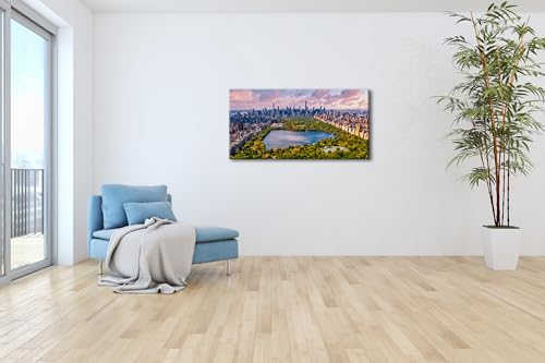 Ein Blick über den Central Park, eingebettet in die mächtige Skyline von New York, bei strahlendem Himmel. Panorama 80x40 cm als Leinwandbild, Motiv gerahmt auf Echtholzrahmen,Digitaldruck