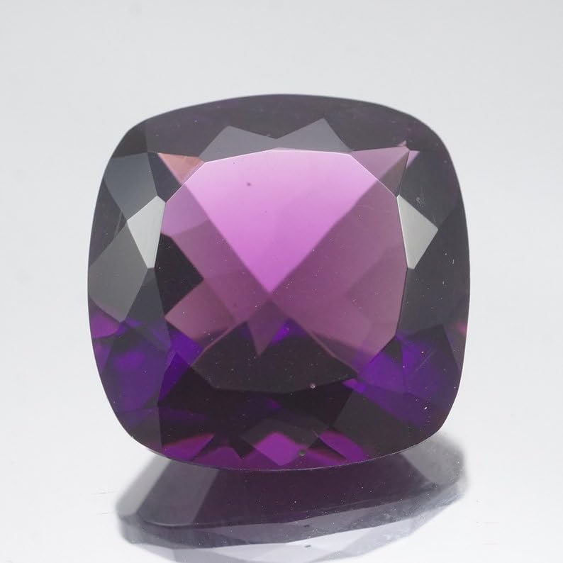 Saphir violet de 12mm en taille coussin pour création de haute joaillerie