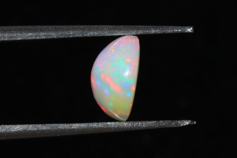 Opale éthiopienne naturelle cabochon multi feu pour créer un bijou unique chargé d'histoire