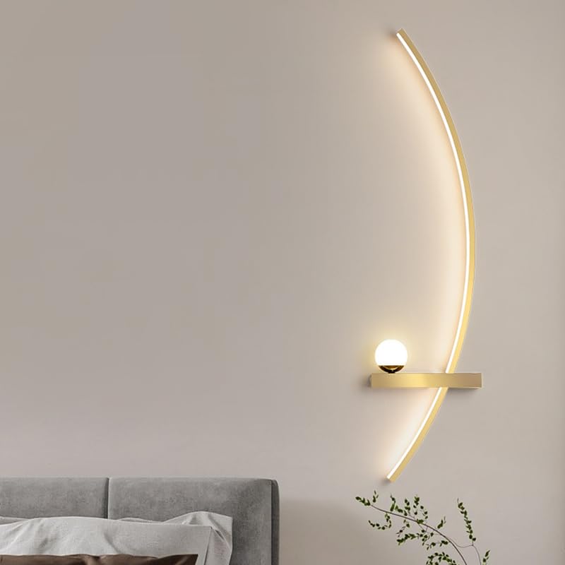 Applique murale LED minimaliste design rayures or pour illuminer votre chevet de lit