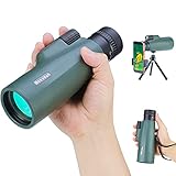 [Monocular con práctico adaptador para teléfono] El telescopio monocular 10-30x50 está equipado con un soporte ajustable para teléfono inteligente. Fácil de instalar y usar, para tomar fotos rápidamente con sus teléfonos y compartir sus fotos al instante. Monocular también viene con una correa de mano ajustable y una bolsa de transporte, le ofrecen lo más conveniente.