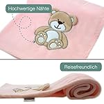 cozy racoon Babydecke | Weiche Kuscheldecke für Baby Jungen und Mädchen I Geschenk zur Taufe, Geburt oder als Erstausstattung I Rosa Decke mit Bär