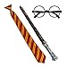 Produktbild com-four® 3-teiliges Zauberer Zubehör Kostüm Set aus Brille, Krawatte und Zauberstab zum Fasching, Karneval und Halloween (03 Stück - Brille.Zauberstab.Kravatte)