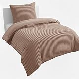 ES IST NICHT LEICHT, DIE PERFEKTE BETTWÄSCHE FÜR SICH zu finden. Weil wir dieses Problem kennen, haben wir einen 2-teiligen Bezug entwickelt, der nicht nur optisch überzeugt, sondern auch funktionell mithalten kann! Wieso? Lesen Sie weiter!