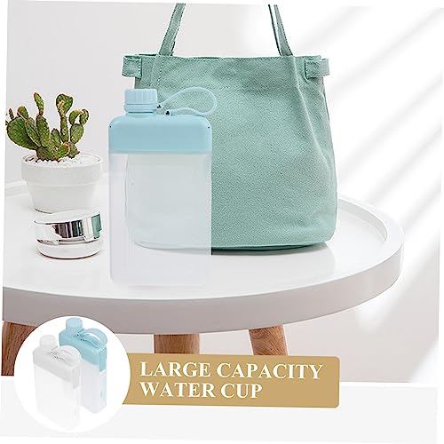 Bouteille eau plate réutilisable contre l'encombrement des sacs