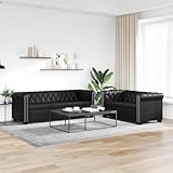 Style mit Funktion: Diese Couchgarnitur ist nicht nur ein Hingucker mit ihren metallischen Nieten, sondern auch praktisch für Familien und Gäste. Die robuste Holzstruktur hält jedem Sofa-Abend stand - ob Filmnacht oder gemütliches Beisammensein.