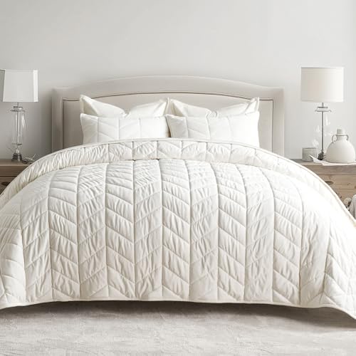 EVERGRACE 3 Pieces Luxurious Queen Velvet Quilts, Ultra Soft Lightweight Velvet Comforter Set, Matelasse Oversized Diamond Bedspread Coverlet for All Season with 2 Shams, Cream White, 92"x96"