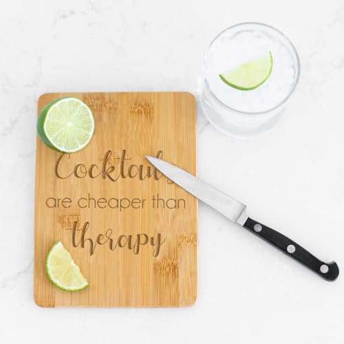 Love, Georgie Tabla de Cortar Bambú "Cocktails are Cheaper than Therapy" Rectangular 6 x 8 pulgadas miniatura 6