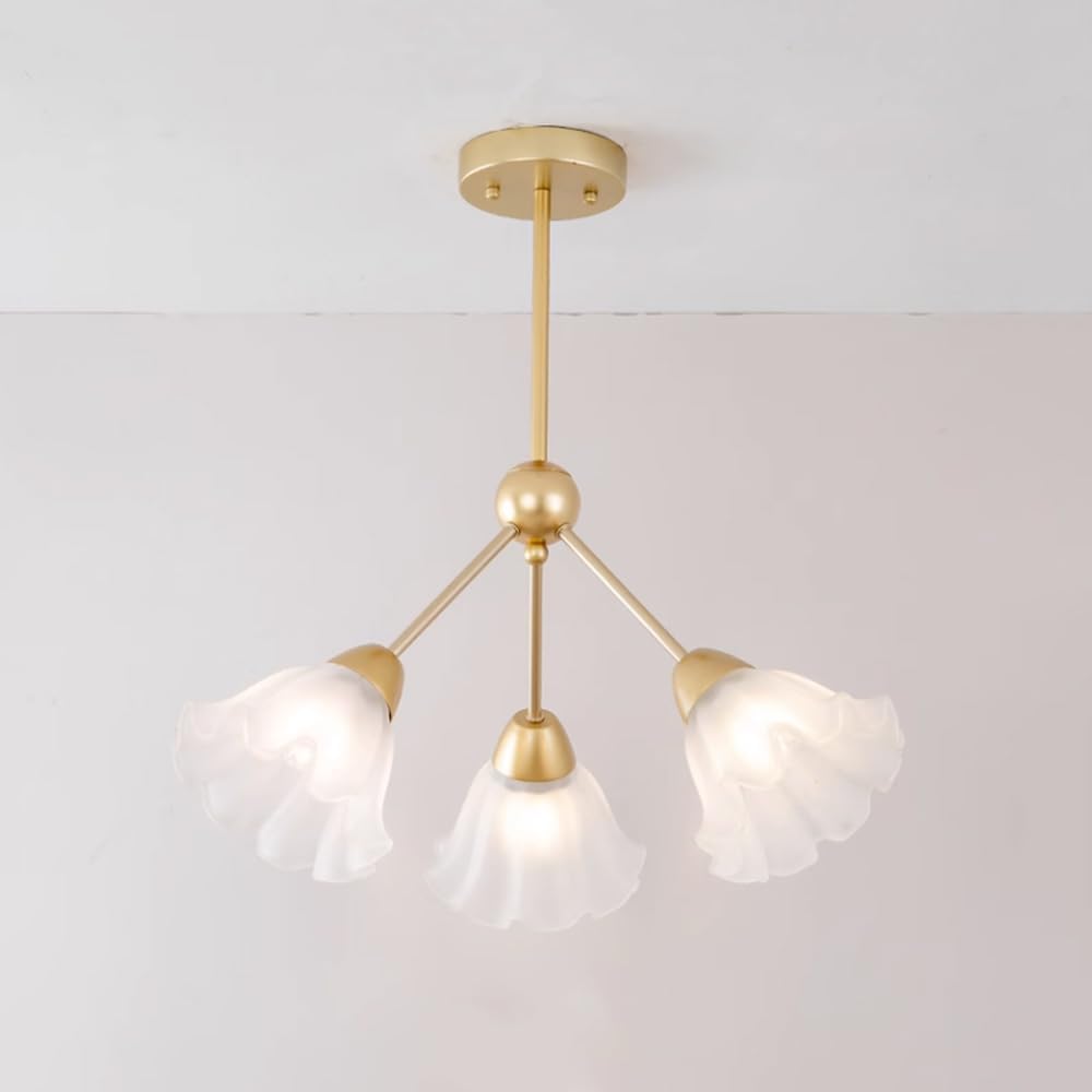 Lustre suspendu moderne en or brossé doté de globes blancs dépolis