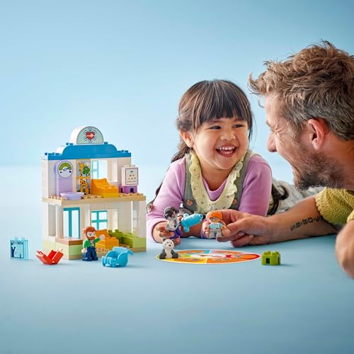 DUPLO Prime Esperienze: Visita dal Dottore - Giochi Didattici per Bambine e Bambini da 2 Anni - Set Montessori con Costruzioni, 4 Personaggi, Accessori e Carte delle Emozioni - Idea Regalo 10449 - Lego - Immagine 9
