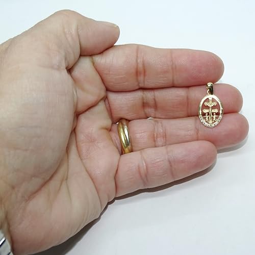 Medalla Cruz de Caravaca de Oro 18k con Angelitos Descripción: Medalla de la Cruz de Caravaca en oro de 18k, adornada con circonitas y dos encantadores angelitos a sus pies. Ideal como regalo significativo y especial.
