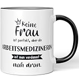 JUNIWORDS Tasse, Keine Frau ist perfekt, aber als Arbeitsmedizinerin ist man verdammt nah dran, Schwarz (6339659)