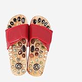 Estos clásicos son los flops y las sandalias de natación, que son apreciados especialmente por su estilo simple y características prácticas. Puede deslizarse dentro de ellos muy rápidamente, incluso cuando sus pies están mojados.