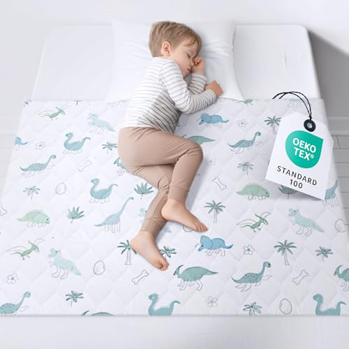 SpielLieb Bettunterlage wasserdicht Kinder | Atmungsaktive Inkontinenzunterlage waschbar mit Einschlagtuch | Oeko-TEX Zertifiziert | Perfekt passend für deutsche Einzel- & Kinderbetten (Dino)