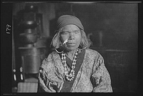Photo : femme Ainu portant un foulard, des boucles d'oreilles, un collier, des bijoux, des villages, une Genthe,1908 Cover